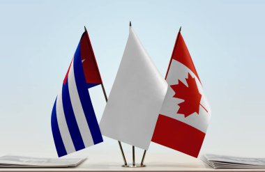 Kanada ve Küba bayrakları kağıtlarla ayakta