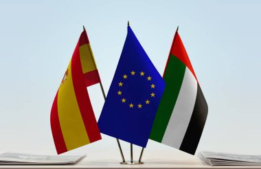 İspanya BAE ve eu bayrağı kağıtlarla birlikte beklemede