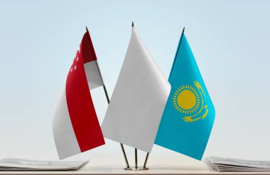 Kazakistan ve Singapur bayrakları kağıtlarla ayakta duruyor  