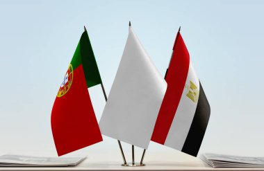 Mısır ve Portekiz bayrakları tezgahta kağıtlarla   