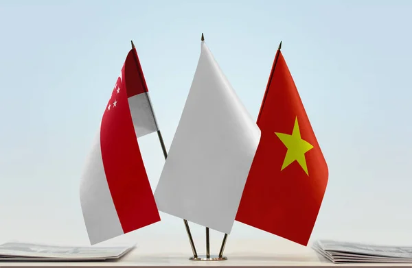 Vietnam Und Singapur Flaggen Auf Stand Mit Papieren — Stockfoto