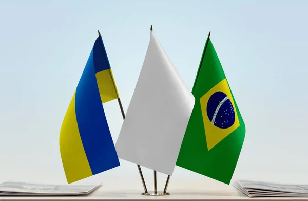 Ukrajina Brazílie Bílé Vlajky Stánku Novinami Stole — Stock fotografie