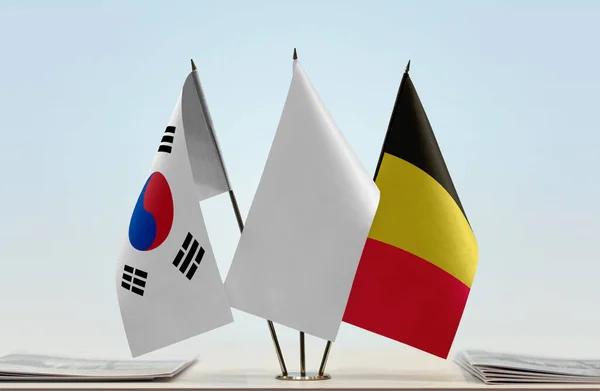 Güney Kore Belçika Nın Bayrakları Kağıtlarla Birlikte Duruyor — Stok fotoğraf