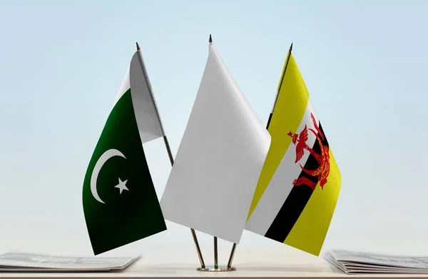 Pakistan Brunei Und Weiße Flaggen Stand Mit Papieren — Stockfoto
