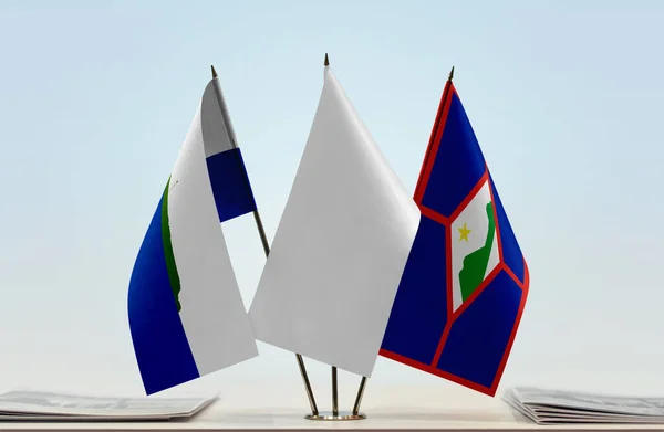 Sint Eustatius Drapeaux Sur Stand Avec Des Papiers — Photo