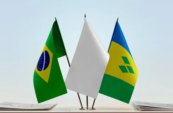 巴西圣文森特和格林纳丁斯以及站在讲台上的白旗和文件 — 图库照片