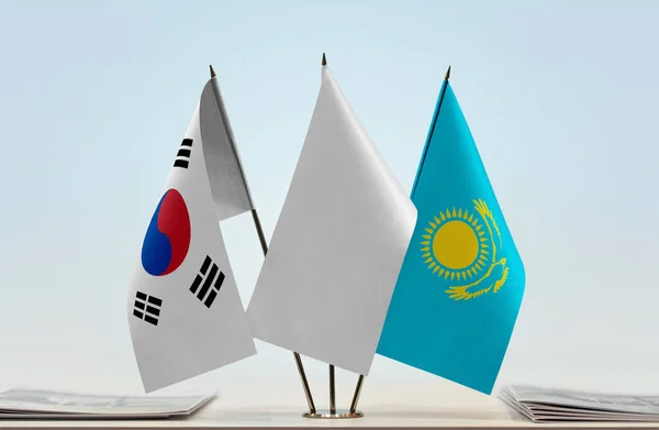 Güney Kore Kazakistan Beyaz Bayraklar Kağıtlarla Ayakta — Stok fotoğraf