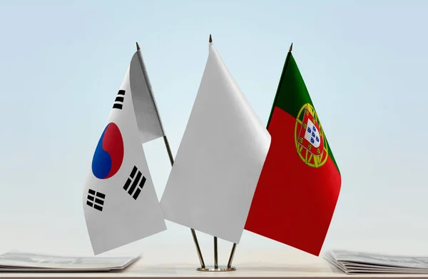 Portekiz Bayrakları Kağıtlarla Ayakta Duruyor — Stok fotoğraf
