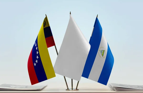 Βενεζουέλα Νικαράγουα Και Λευκές Σημαίες Στέκονται Όρθιες Χαρτιά — Φωτογραφία Αρχείου