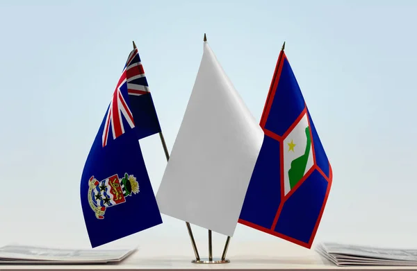 开曼群岛圣尤斯特歇斯岛和白旗站在讲台上 并附有文件 — 图库照片