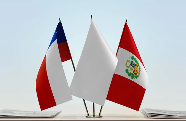Banderas Perú Chile Stand Con Papeles — Foto de Stock