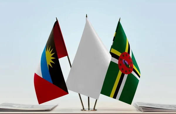 Αντίγκουα Και Μπαρμπούντα Ντομίνικα Και Λευκές Σημαίες Στάση Χαρτιά — Φωτογραφία Αρχείου