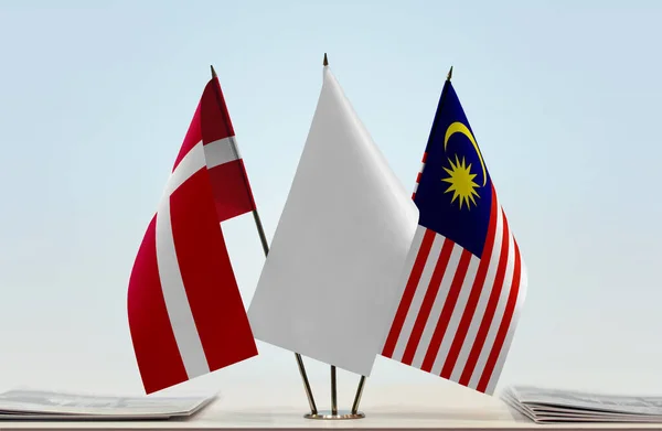 Danmark Malaysia Flaggor Monter Med Papper — Stockfoto