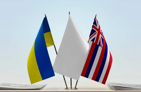 Ukraine Hawaii White Flags Stand Newspapers Table — Stock Photo, Image