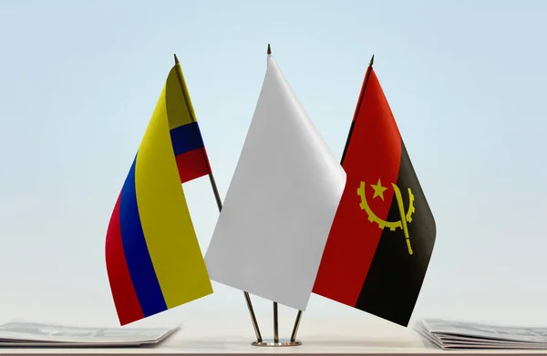 Ангола Колумбія Білі Прапори Стоять Паперами — стокове фото