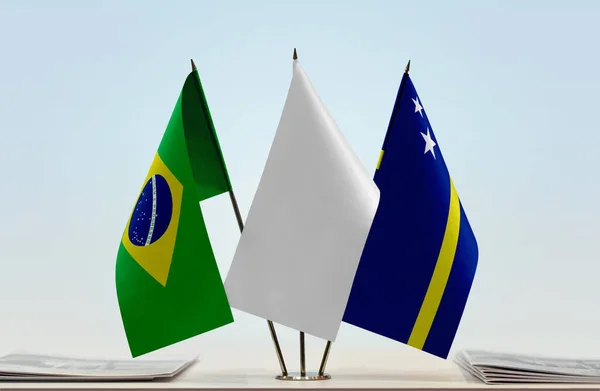 Brazilië Curaao Witte Vlaggen Standaard Met Papieren — Stockfoto