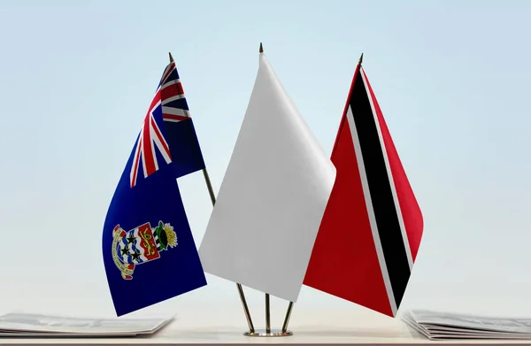 开曼群岛 特立尼达和多巴哥和白旗站在讲台上 并附有文件 — 图库照片