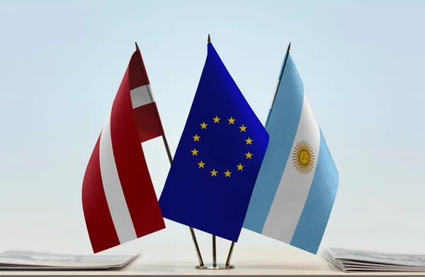 Letónia Argentina Bandeira Stand Com Papéis — Fotografia de Stock