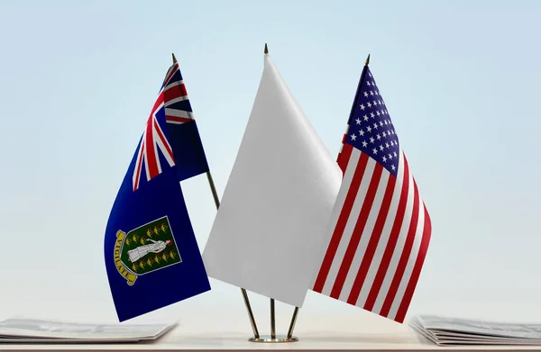 英属维尔京群岛 美国和白旗站在讲台上 并附有文件 — 图库照片