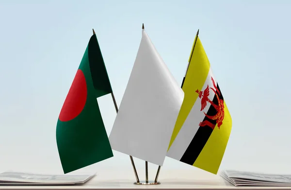 Flaggen Von Bangladesch Und Brunei Stand Mit Papieren — Stockfoto
