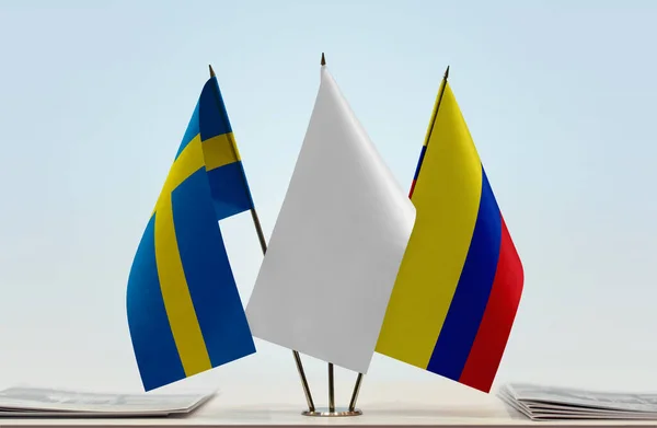 Suède Colombie Drapeaux Blancs Sur Stand Avec Des Papiers — Photo