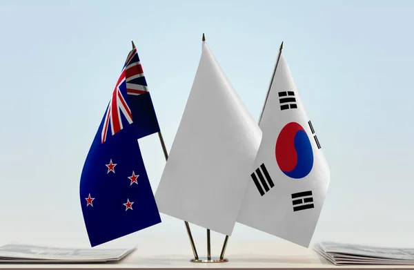Yeni Zelanda Güney Kore Evraklarla Birlikte Beyaz Bayraklar — Stok fotoğraf