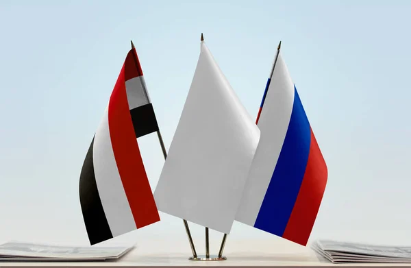 Yémen Russie Drapeaux Blancs Sur Stand Avec Des Papiers — Photo