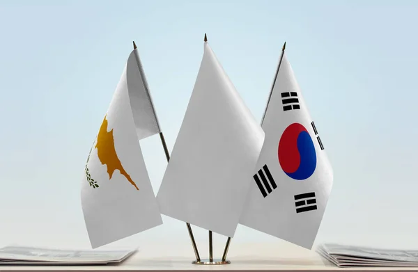 Kıbrıs Rum Kesimi Güney Kore Beyaz Bayraklar Belgelerle Ayakta — Stok fotoğraf