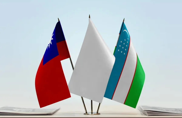 Bandeiras Usbequistão Stand Com Papéis — Fotografia de Stock