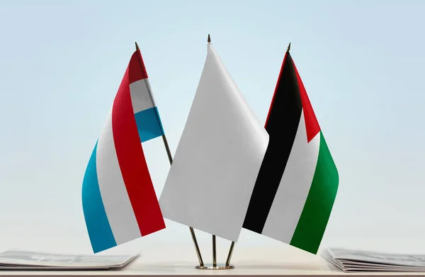 Люксембург Палестина Белые Флаги Стенде Бумагами — стоковое фото