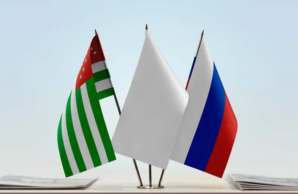 Αμπχαζία Ρωσία Και Λευκές Σημαίες Στάση Χαρτιά — Φωτογραφία Αρχείου