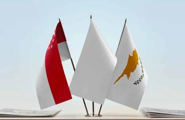 Banderas Chipre Singapur Stand Con Papeles — Foto de Stock