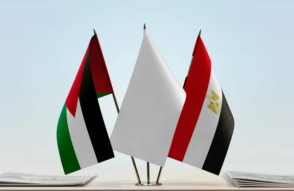 Иордания Египет Белые Флаги Стенде Газетами Столе — стоковое фото