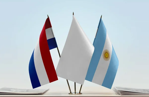 Bandeiras Argentina Holanda Stand Com Papéis — Fotografia de Stock