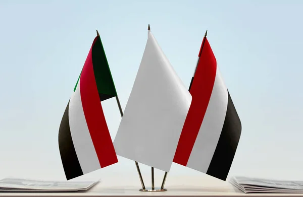 Йемен Судан Белые Флаги Стенде Бумагами — стоковое фото