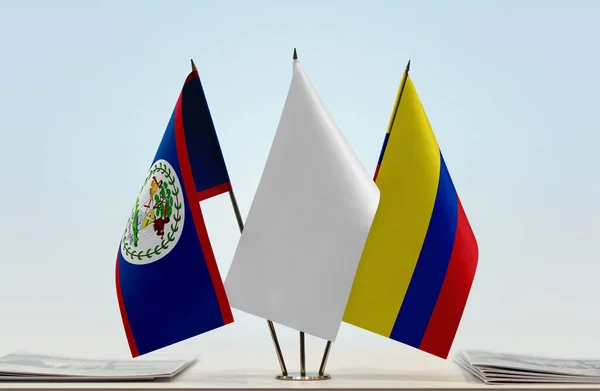 Μπελίζ Κολομβία Και Λευκές Σημαίες Στο Περίπτερο Χαρτιά — Φωτογραφία Αρχείου
