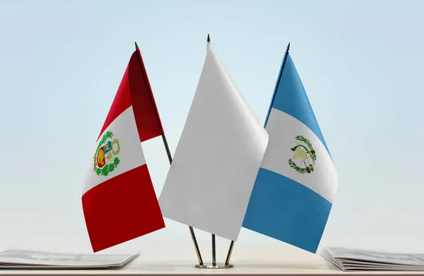 Banderas Perú Guatemala Stand Con Papeles — Foto de Stock