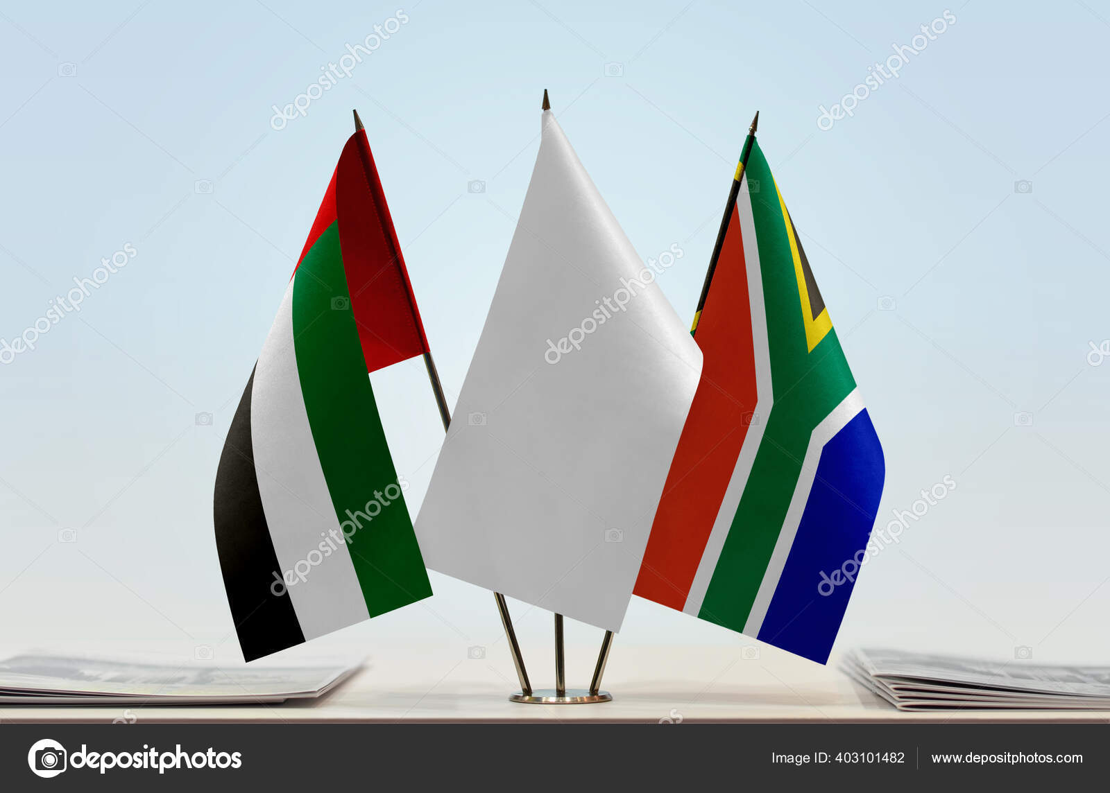 アラブ首長国連邦と南アフリカ共和国の国旗が紙で立っています ストック写真 C Alexfan32