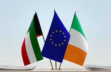 İrlanda ve Kuveyt bayrakları kağıtlarla ayakta