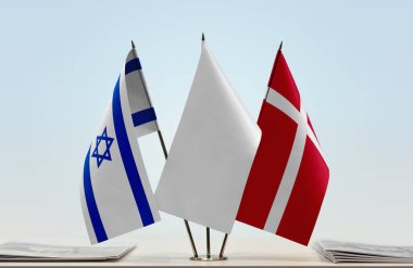 İsrail, Danimarka ve beyaz bayraklar kağıtlarla ayakta