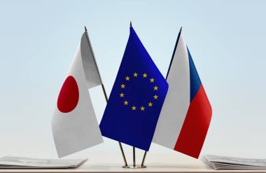 Hırvatistan ve Japonya gazetelerle bayrak diktiler   