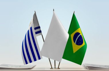 Uruguay ve Brezilya bayrakları tezgahta   