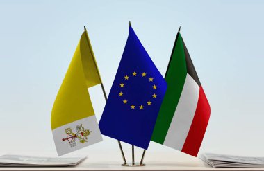 Vatikan Şehri Kuveyt ve bayrağı evraklarla birlikte duruyor.