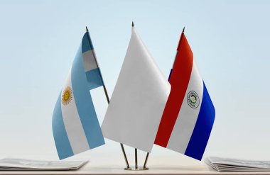 Arjantin Paraguay ve beyaz bayraklar kağıtlarla ayakta