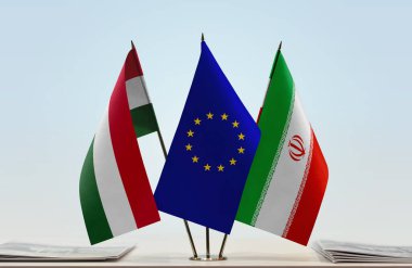 Macaristan İran ve eu bayrağı kağıtlarla ayakta