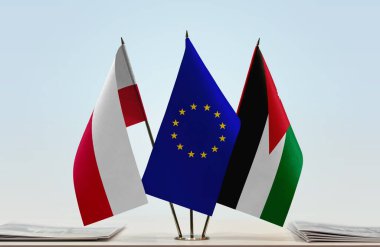 Polonya Ürdün ve eu bayrakları kağıtlarla ayakta