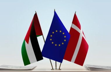 Danimarka ve Ürdün bayrakları kağıtlarla ayakta   