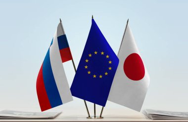 Slovenya Japonya ve eu bayrağı kağıtlarla ayakta