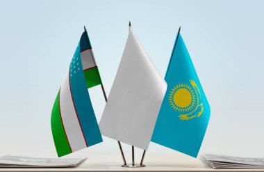 Özbekistan bayrakları kağıtlarla ayakta