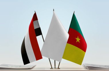 Yemen, Kamerun ve beyaz bayraklar kağıtların yanında.